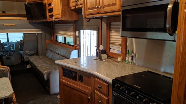 2005 32' RENEGADE TANDEM AXLE MOTORHOME for Sale $125,995