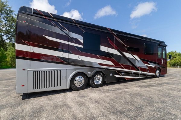 2023 FORETRAVEL REALM PRESIDENTIAL LVMS 