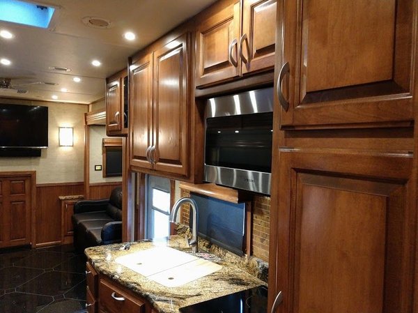 2016 Showhauler 45' 3-Slides Motorhome/Toterhome Peterbilt C