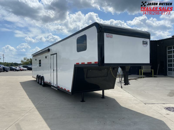 United USH 44' Gooseneck Race Trailer w/ LQ  for Sale $77,995 