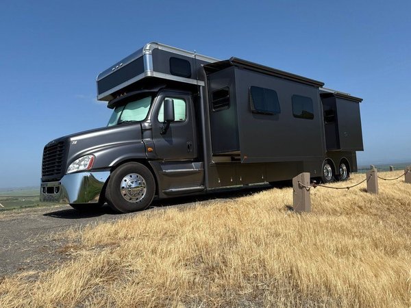 40' CASCADIA FREIGHTLINER W/ CUMMINS ISX ENGINE  for Sale $275,000 