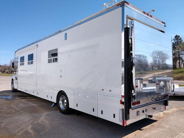 2006 Haulmark Motorgarage Mercedes 450HP 43' 1-Slides with B