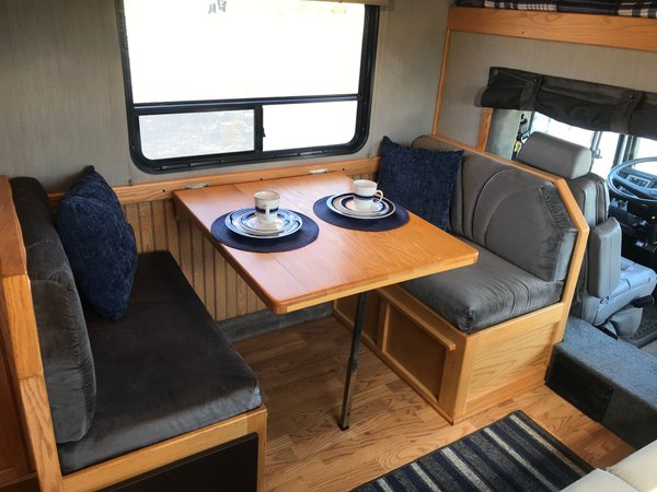 2001 Freightliner United 1410 Garage Unit for Sale $74,990