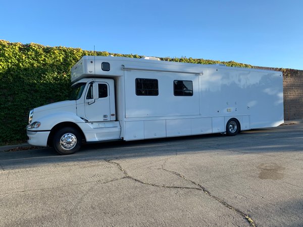 2006 Showhauler Freightliner garage unit for Sale $120,000