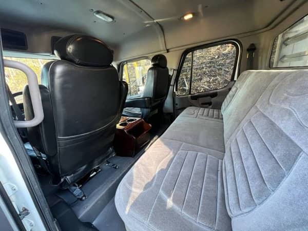 2004 FREIGHTLINER SPORTCHASSIS M2 CREW CAB 