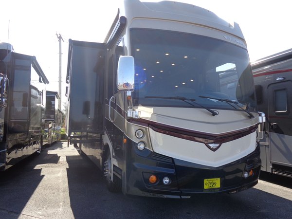 2019 Fleetwood Discovery LXE 40D