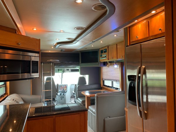 Used 2006 Chariot 40' Motorhome