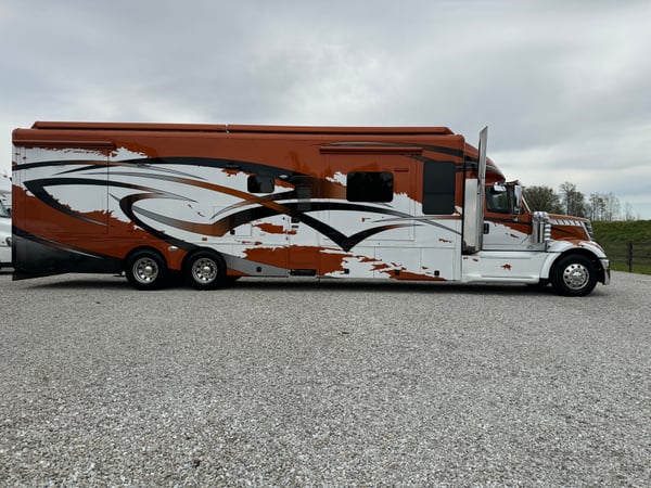 2017 ShowHauler 47' Quad Slide Motorcoach  for Sale $425,000 