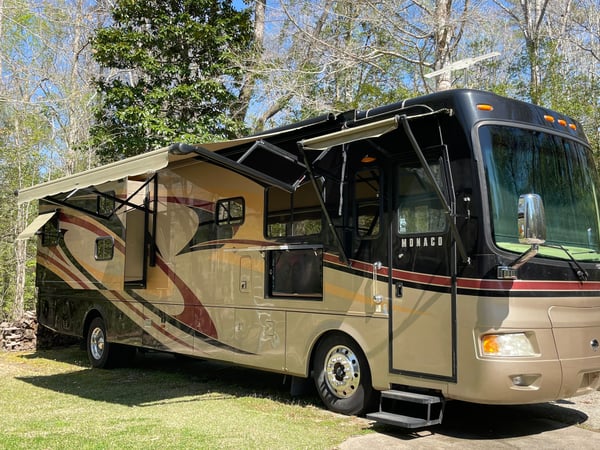 2011 Monaco Cayman 40PBT with Bunkhouse  for Sale $149,995 