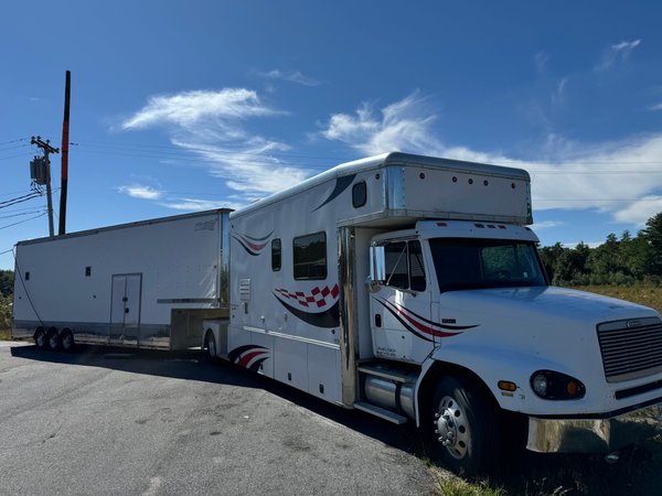 2002 United Trendsetter Toter 2002 35’  Renegade Stacker 