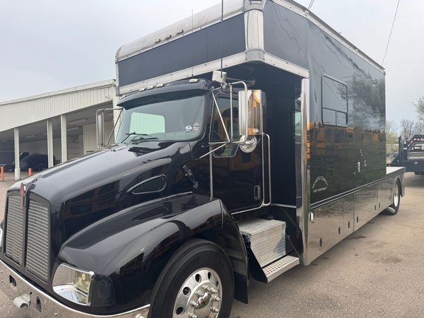 2004 kenworth toterhome  for Sale $95,000 