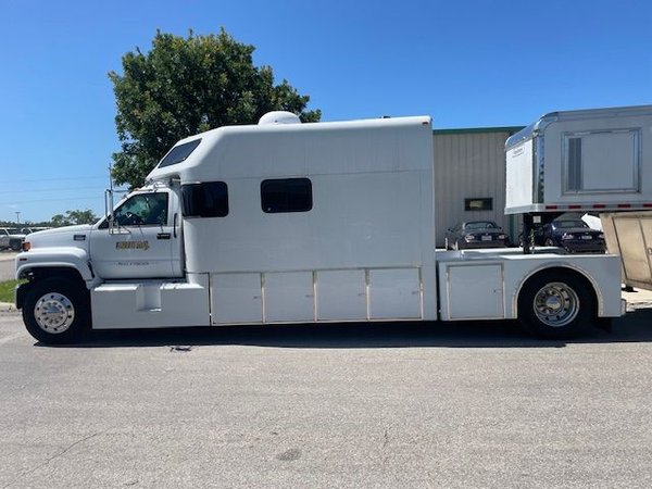 1998 GOLDRUSH SHOWHAULER  for Sale $40,000 