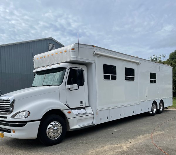 45' Freightliner Columbia Haulmark w/ 9ft garage  for Sale $157,000 