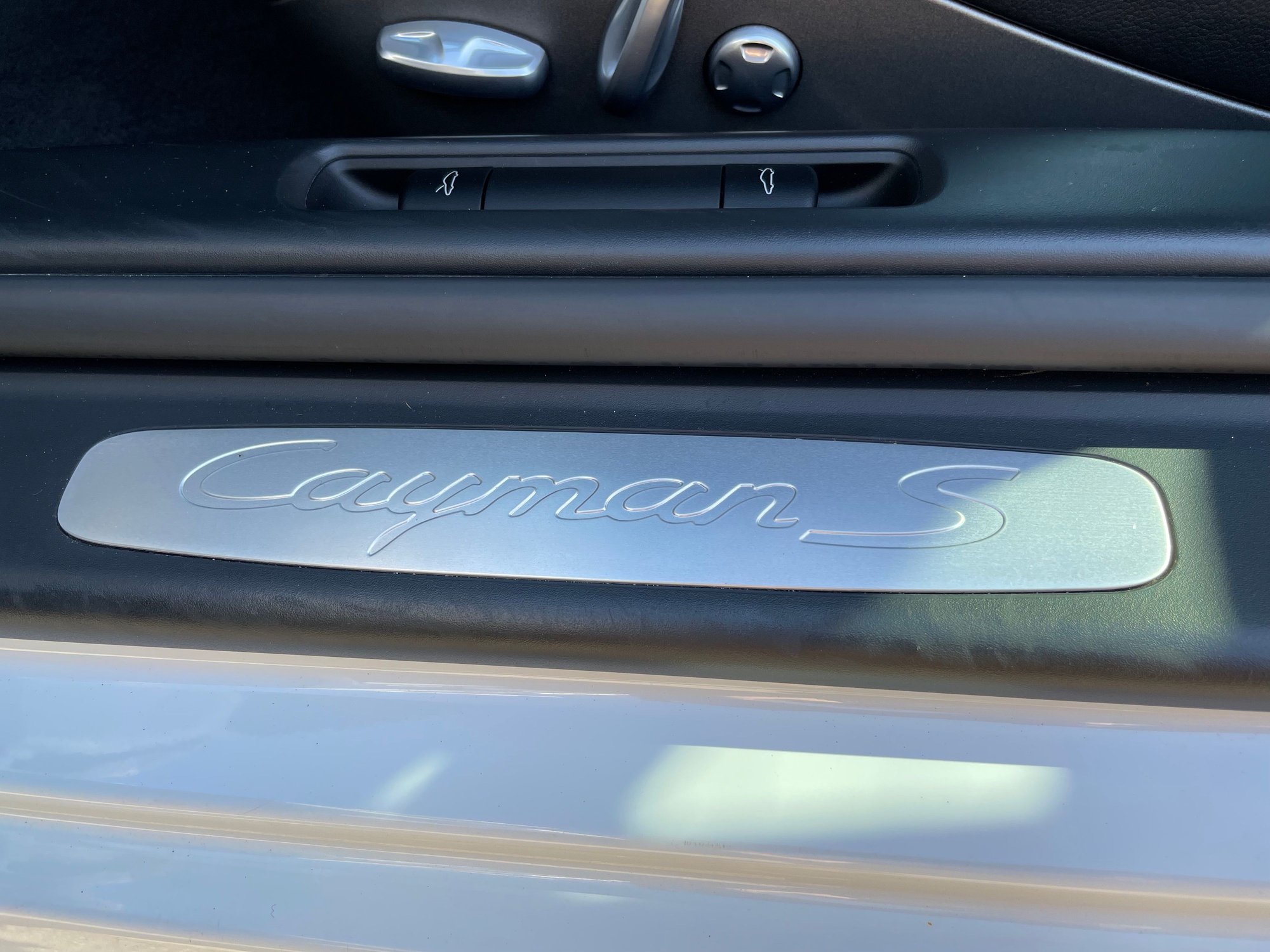 2010 Porsche Cayman - 2010 Cayman S w/ Sport Chrono - Used - VIN WP0AB2A87AU780605 - 6 cyl - 2WD - Automatic - Coupe - White - Oceanside, CA 92056, United States