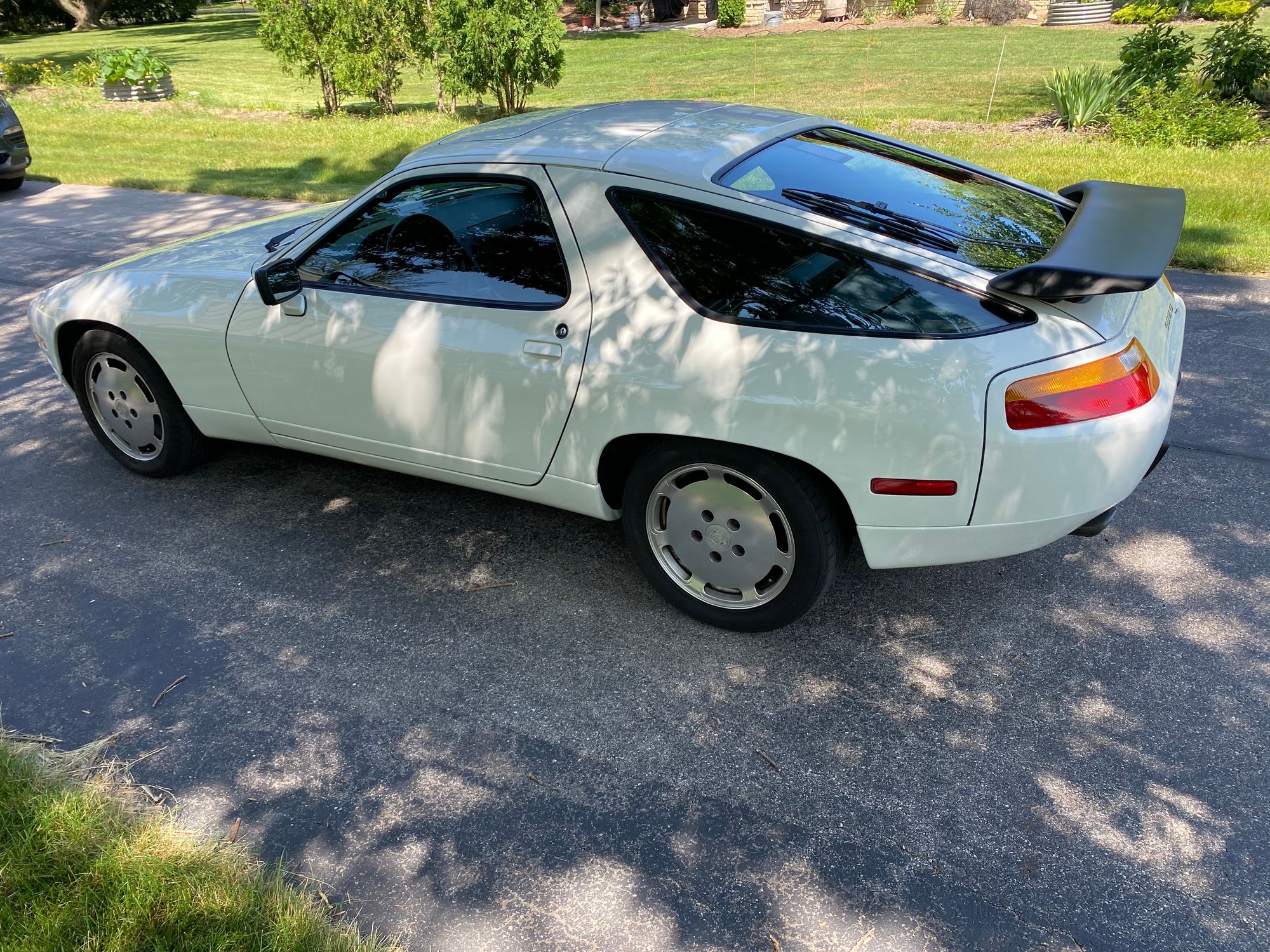 1988 Porsche 928 - 1988 928 S4 - No Deferred Maintenance - Used - VIN WP0JB092XJS860755 - 85,330 Miles - 8 cyl - 2WD - Automatic - Coupe - White - Milwaukee, WI 53217, United States