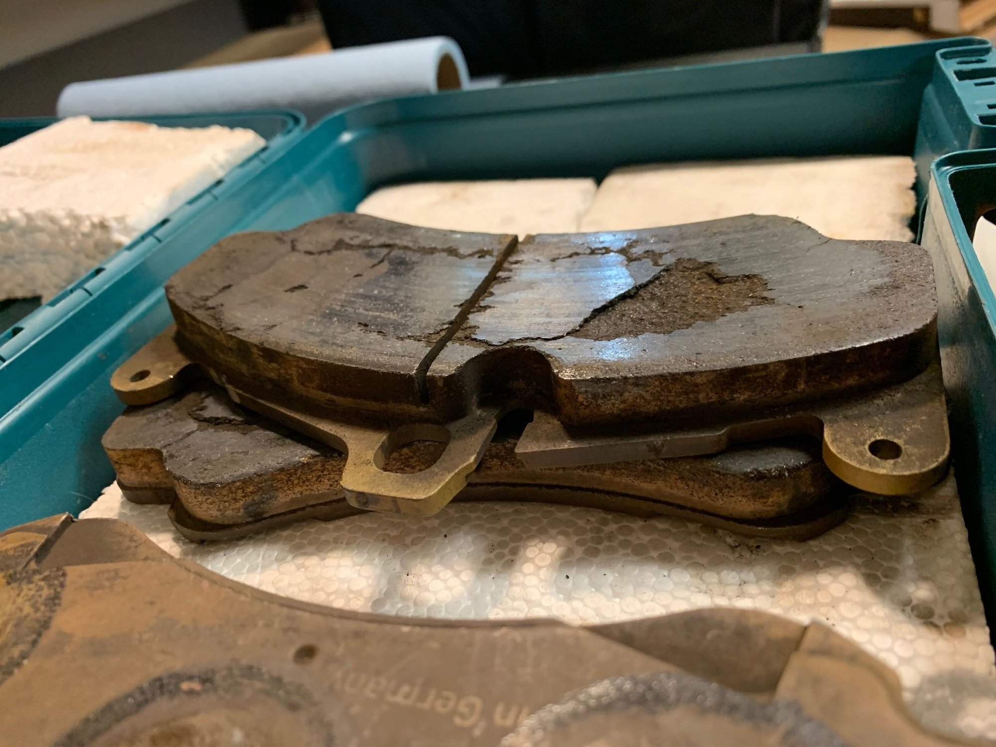 Brake pad surface crumbling advice pls Rennlist Porsche