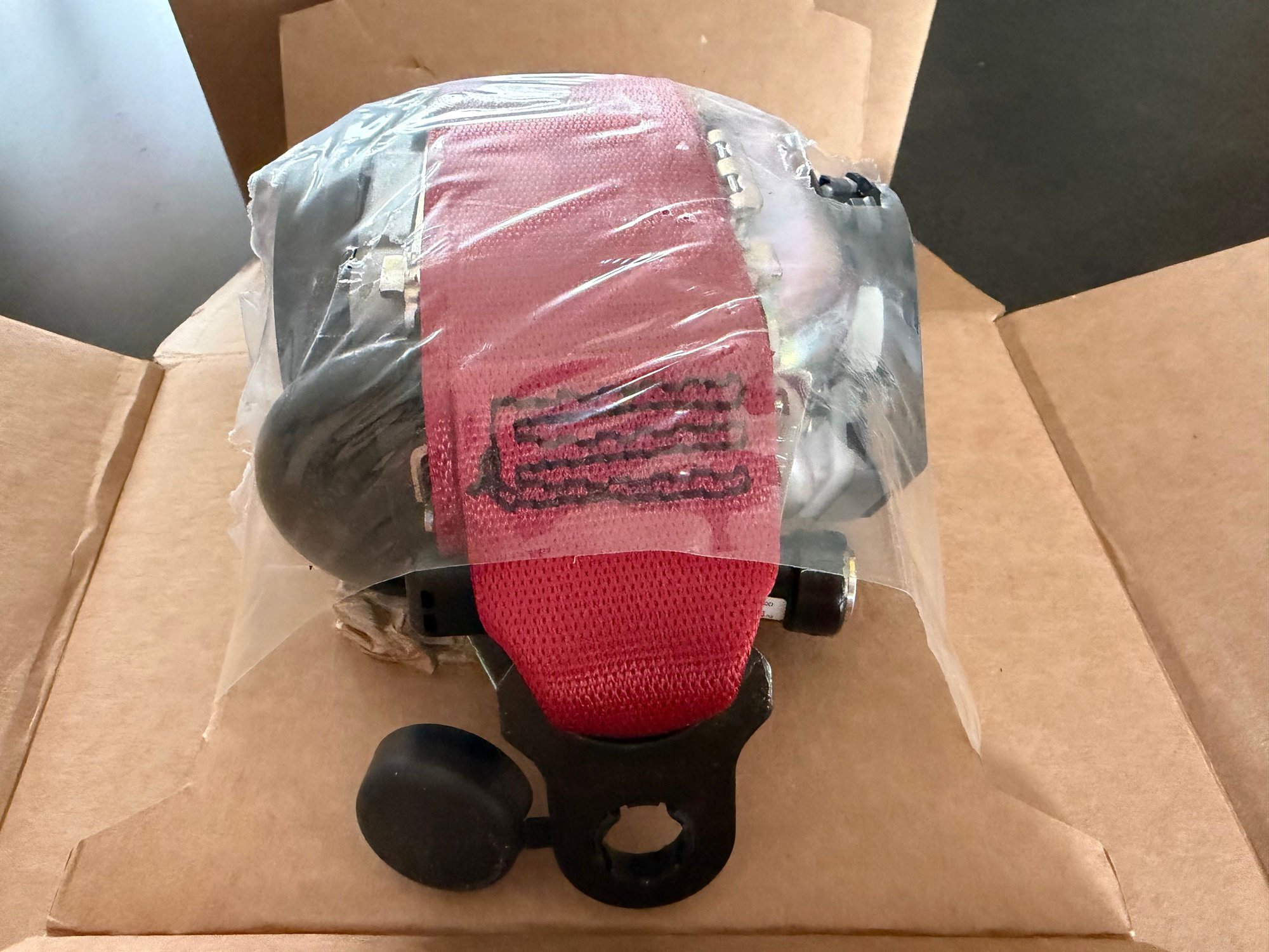 Interior/Upholstery - NEW Porsche OEM Three-point safety belts Carmine Red ALL 718 models - New - 2017 to 2024 Porsche 718 - Westlake Village, CA 91361, United States