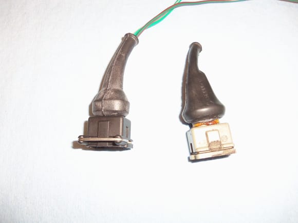 New connector on the left, old connector on the right.