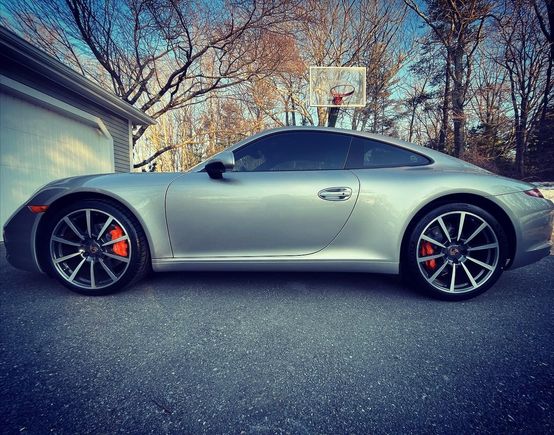 Picked the 911 up from getting new brakes and painted calipers 