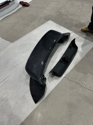 The diagram of this spoiler structure, the material is also carbon fiber.