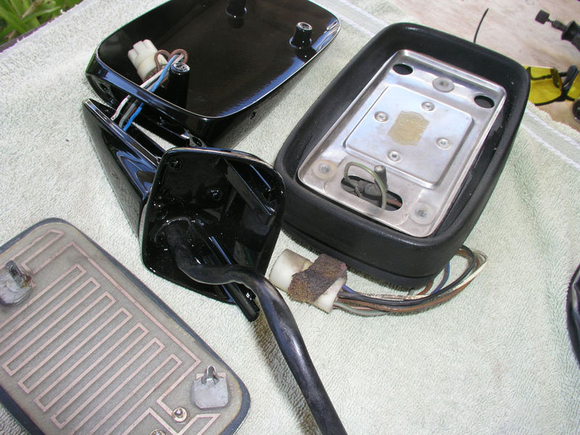 Old style of motor and mirror. These cannot be swapped to a newer style without a complete mirror swap including black rubber surround, barrel motor, and updated glass design.