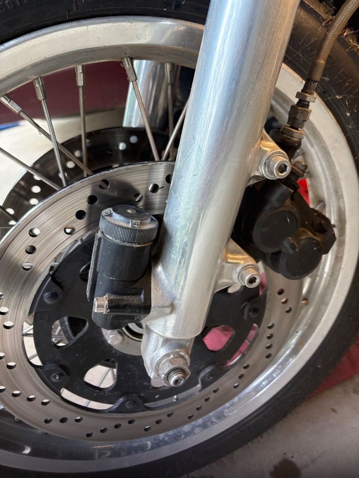 Detail of the BMW needing Suzuki calipers 86-87 GSX-R750
