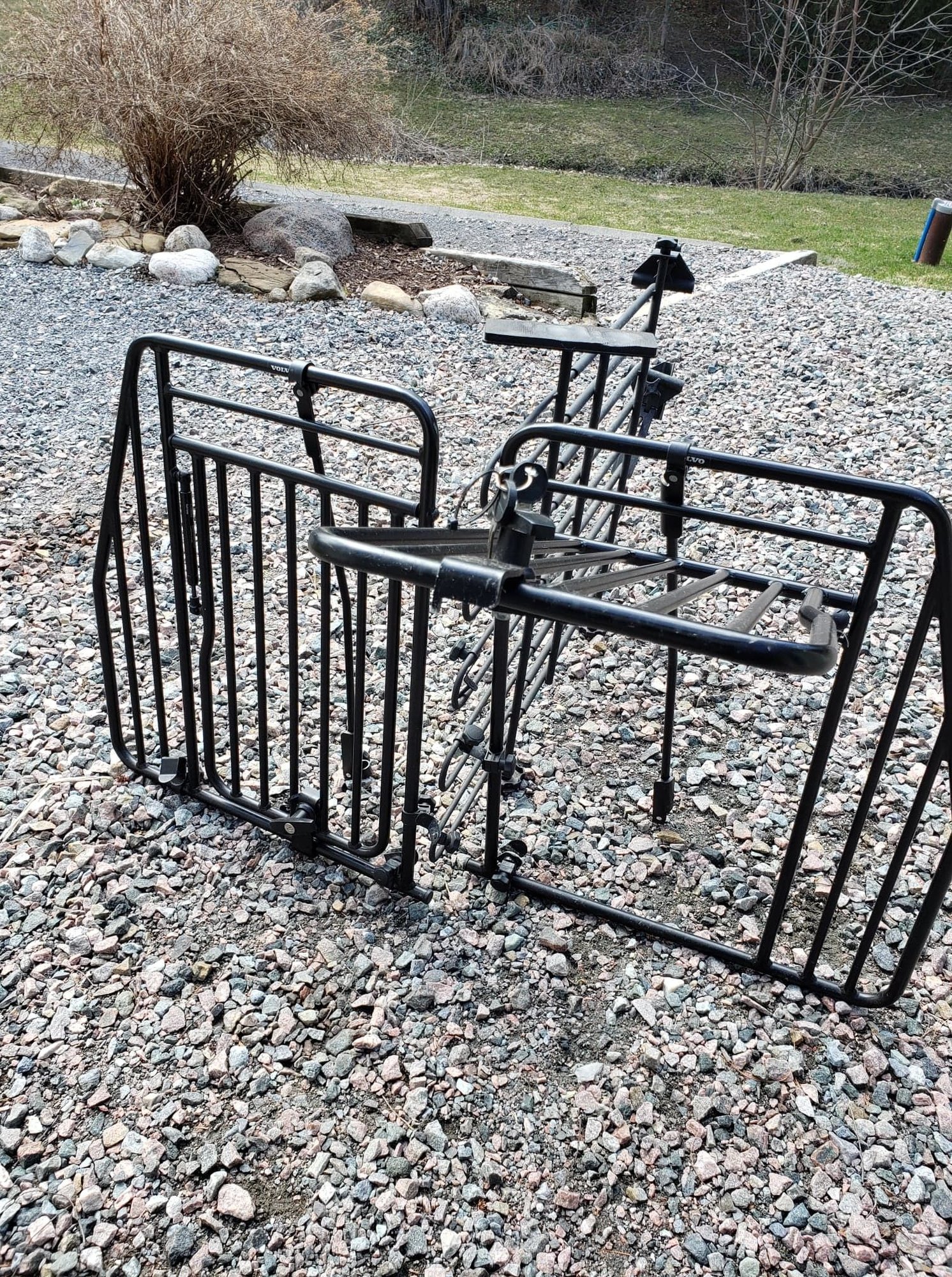 Accessories - Volvo compartment animal transport cage with locks Volvo dog guards & boot divider - Used - 2008 to 2016 Volvo XC70 - Gatineau, QC J8Z1G7, Canada