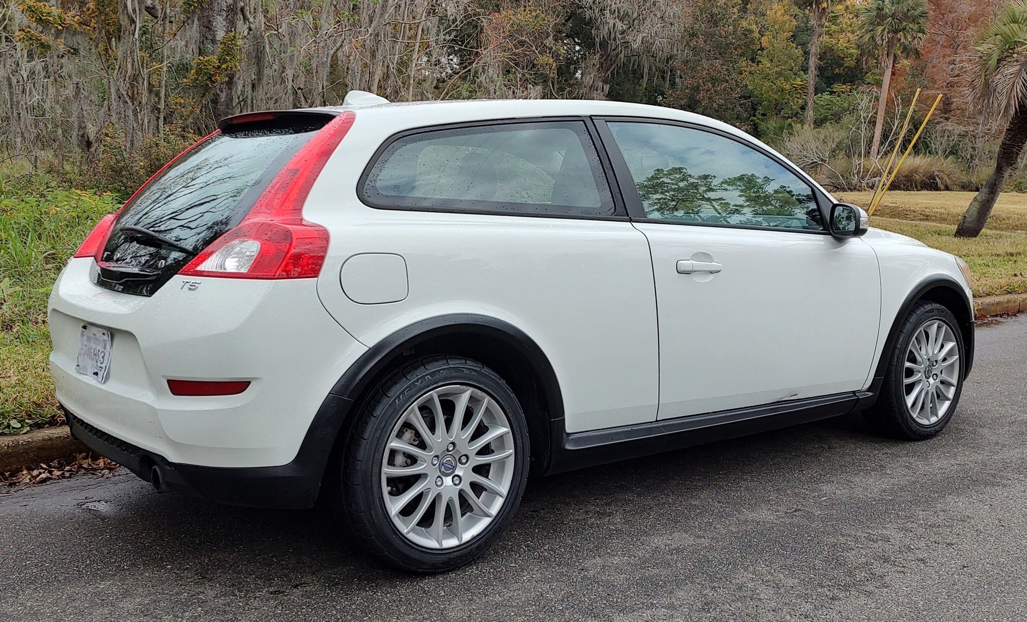 2011 Volvo C30 - C30 T5 w/ 6-speed manual - Used - VIN YV1672MK0B2245606 - 126,100 Miles - 5 cyl - 2WD - Manual - Coupe - White - Jacksonville, FL 32207, United States