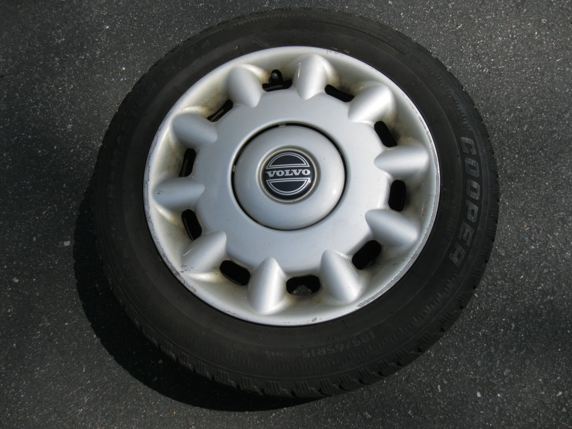 Wheels and Tires/Axles - 15" Winter tires/rims with factory hubcaps for Volvo 850/S70/V70s - Used - 1994 to 1997 Volvo 850 - 1998 to 2000 Volvo S70 - 1998 to 2002 Volvo V70 - Ridgefield, CT 06877, United States