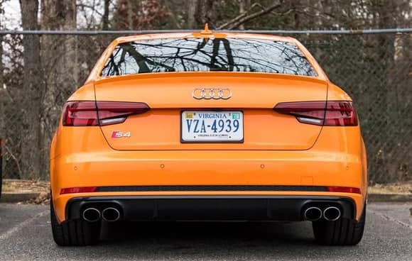 Well, this is pretty interesting. Orange Audi S4 spotted somewhere in Virginia.
