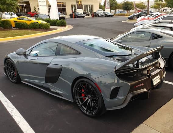 Awesome Mclaren 675LT at Mclaren Sterling in Virginia. It's such an great spec as well. Thanks to Alex Butler.