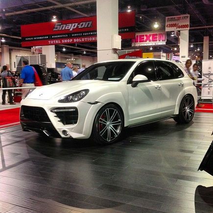 Caractere Exclusive widebody Porsche Cayenne Turbo with 22&quot; CEC c883 in matte black/machined