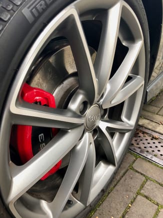 Red brake calipers, really stands out.