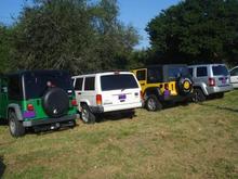 I don't know the owners of these Jeeps, but apparently we stick together ♥