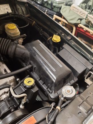 Air filter cover ridges