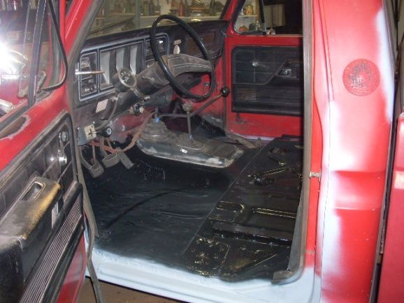 Put a new floor patch in on the Drivers side on the old Plow truck. A Cherokee fender of course! Coated everything with Chassis Saver.