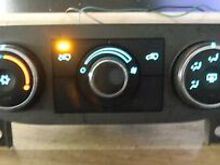 This red light lites up for fresh outside air.
The other light is for the recirculating air and working with the fan switched on and the selector switch on the right in certain positions 