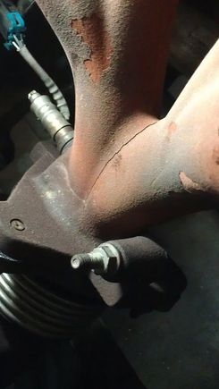 The heat shield has been removed, see the O2 sensor in the manifold and the crack in the manifold 