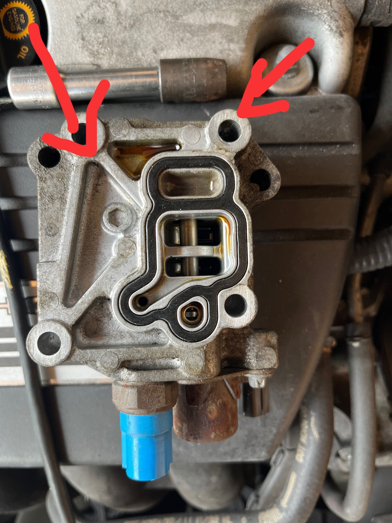 Still leaks at these points. Why would there be oil in the chamber between the arrows. The chamber is outside the seal so it seems there should be no oil in there. 