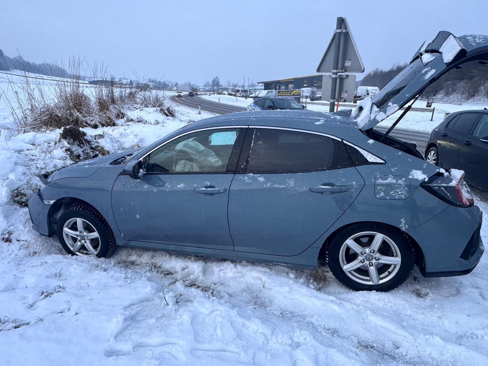 2018 Honda Civic - Crashed Honda Civic 2018 1.0 lieter Vtec - Used - VIN SHHFK6860HU017615 - 3 cyl - 2WD - Automatic - Hatchback - Gray - Pichel Bei Wels, Austria