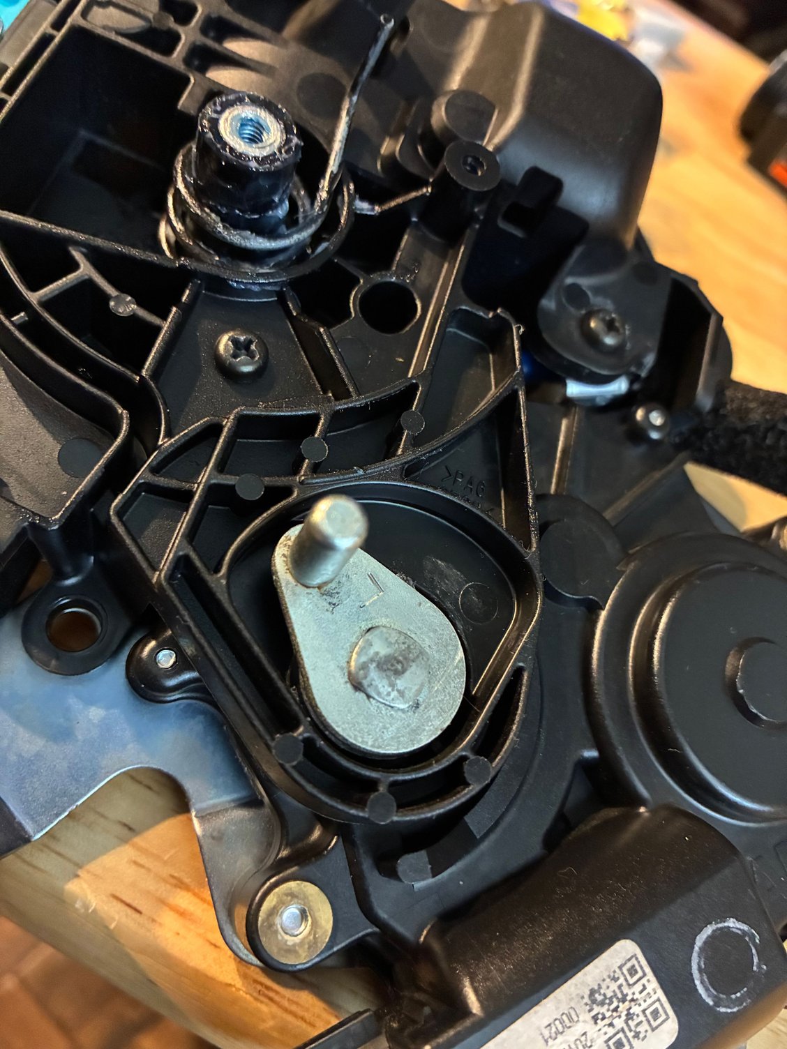 This lever is connected to the broken gear on the other side. This is what kicks the handle in and out. 