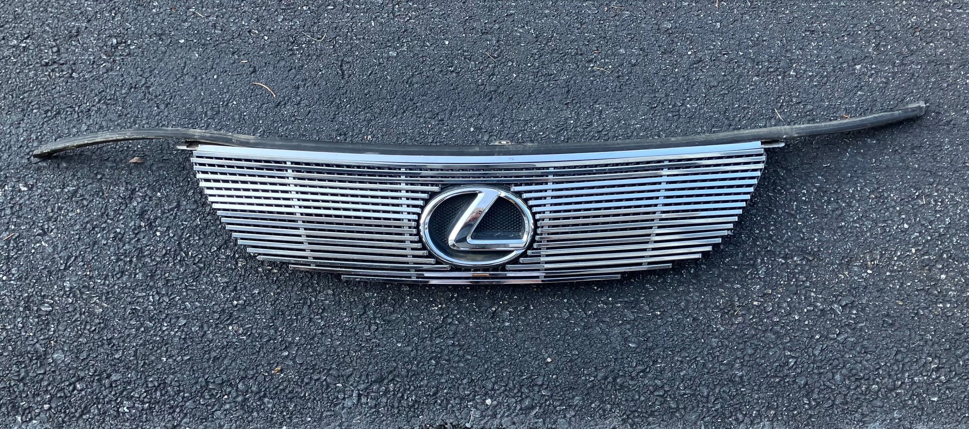 Exterior Body Parts - FS: 2006-07 GS Front Grill & Phone adapter - Used - 2006 to 2007 Lexus GS - Dmw, VA 22009, United States