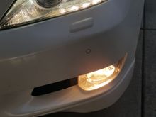 Low beam (top) white, Fog light (bottom) yellow