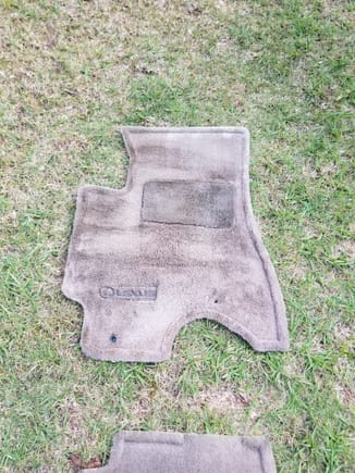 Driver's side front mat, first cleaning. 