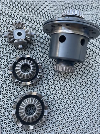 Housing, cross shaft with pinion gears, the side gears with pressure rings all clean and ready to go. 