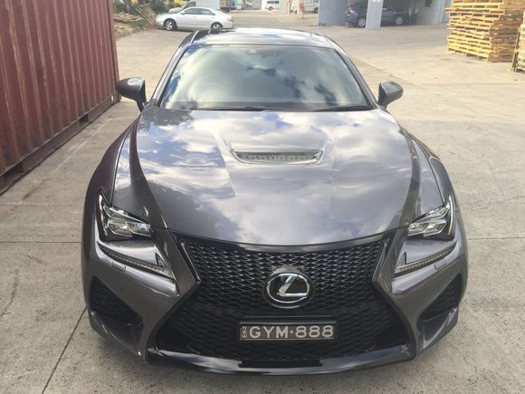 Front grille surround and bonnet vent gloss black.