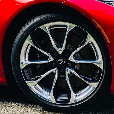 Original 21” wheel offered on the LC 500 from 2018-2023