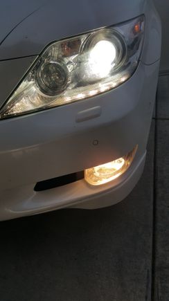 Low beam (top) white, Fog light (bottom) yellow