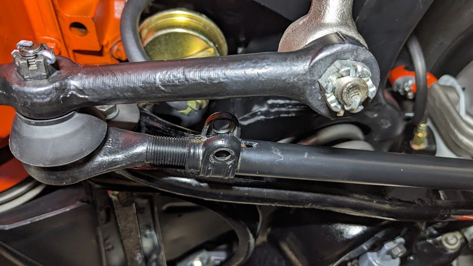 C2 Correct orientation of the clamps on the tie rod adjusting sleeves