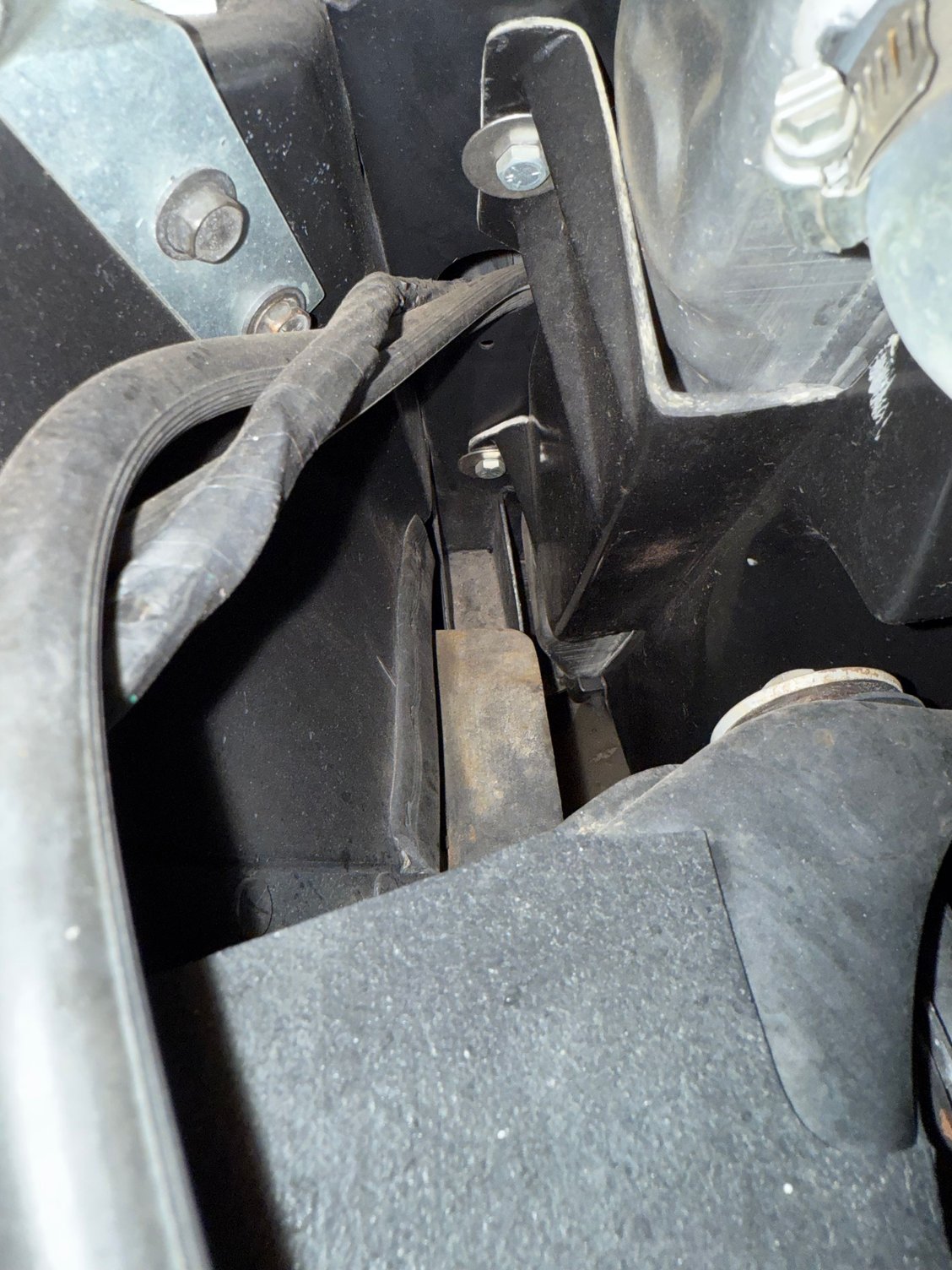 Not sure if the shroud has been modified , the lower hose doesn�t have the spring either. 